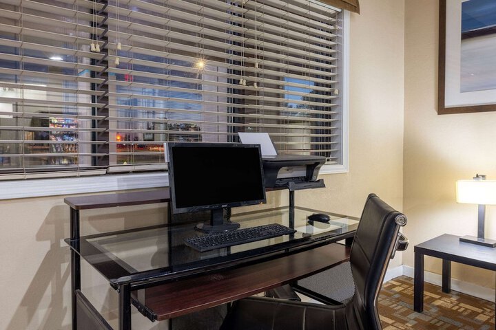 Business Center 28 of 28