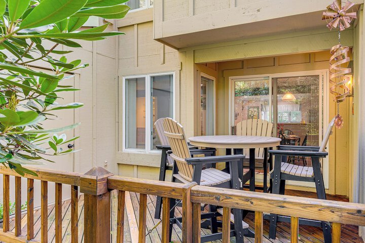Hike Golf & Explore: Pocono Pines Townhome