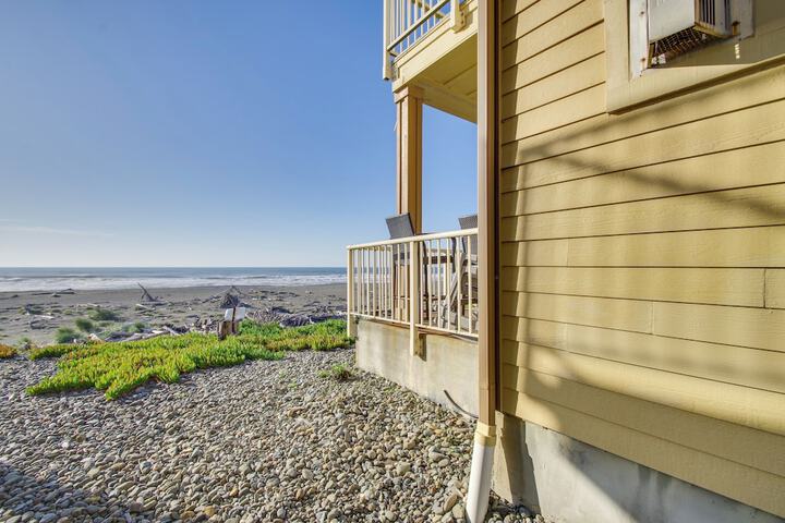 Quiet Waterfront Escape w / Hot Tub & Beach Access!