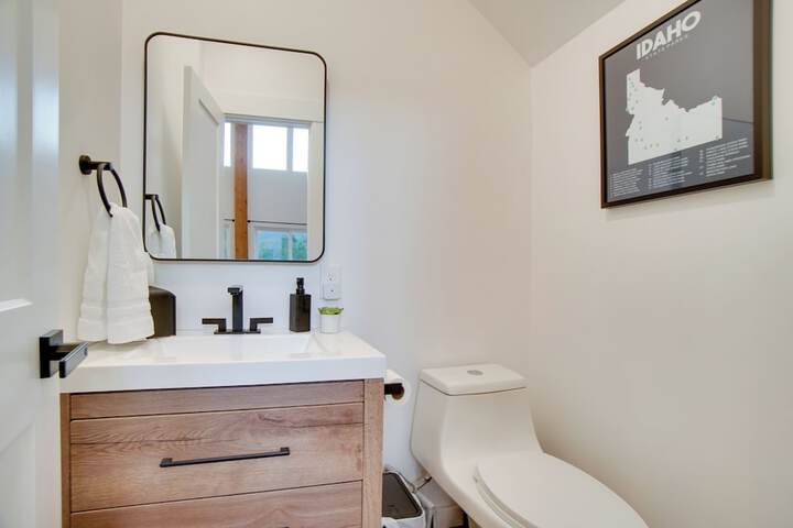 Modern Donnelly Cabin w / Private Hot Tub