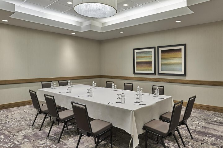 Hilton Toronto Airport Hotel & Suites