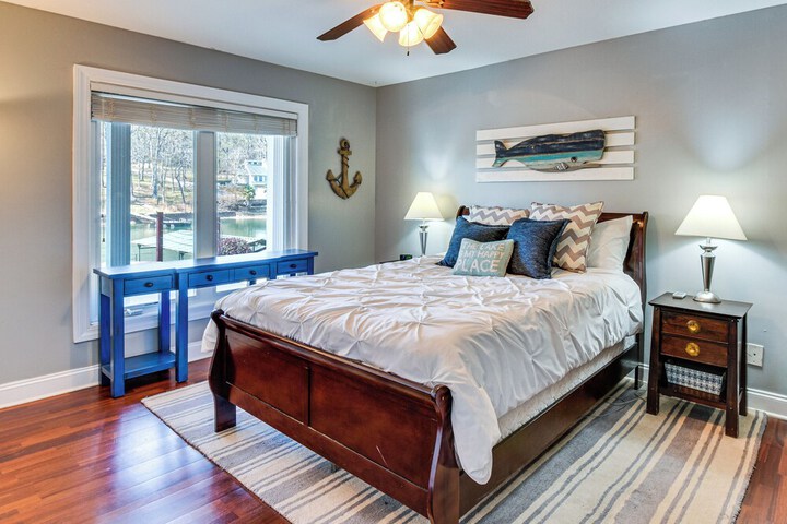 Waterfront Getaway w / Fire Pit + Game Room!