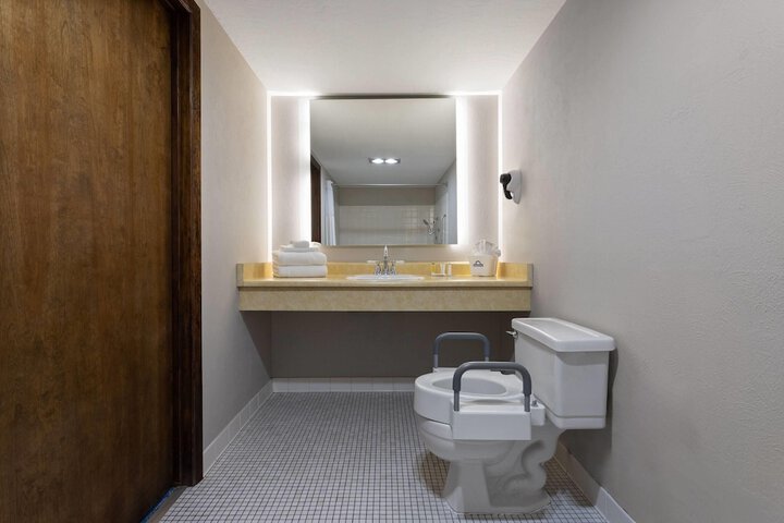 Days Inn and Suites by Wyndham Downtown Missoula-University