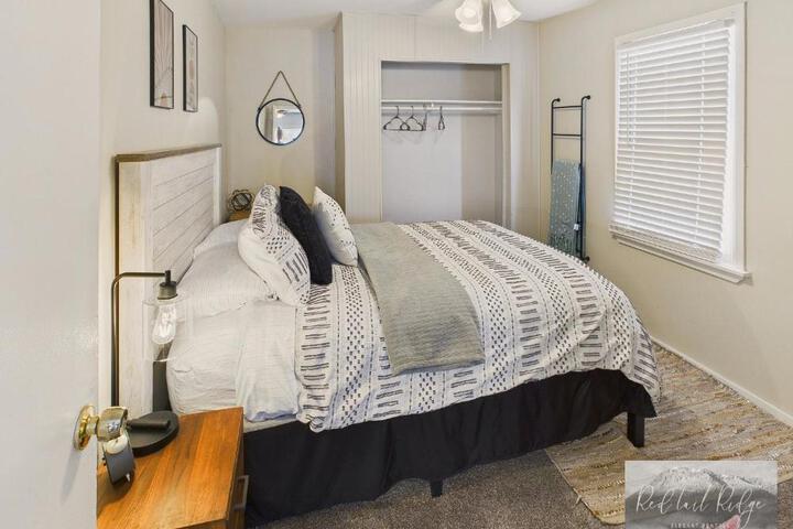 Main St. New with AC Monthly stays Charming Cottage KING BED