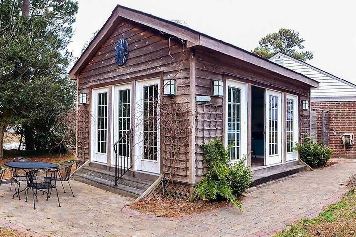 Bayfront Retreat w / Game Room + Outdoor Pool!