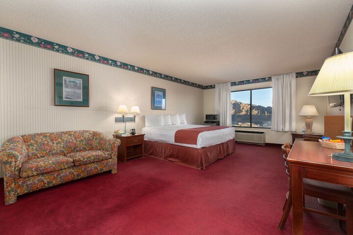 Room 10 of 33