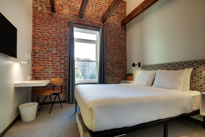 Room 82 of 111