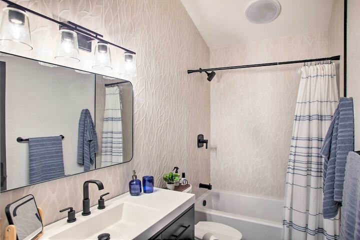 A Contemporary Dream: Lakefront Rathdrum Oasis!