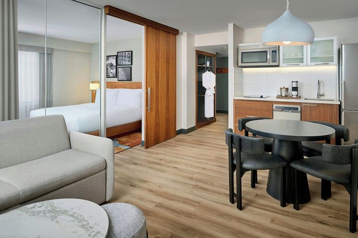 Ômage Hotel Montreal Laval, a Tribute Portfolio Hotel