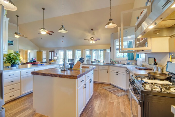 Dock Views & Grill: Spacious Grand Lake Lodge