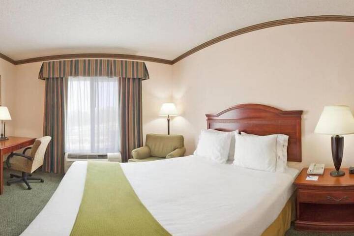 Holiday Inn Express Hotel & Suites Cleveland by IHG