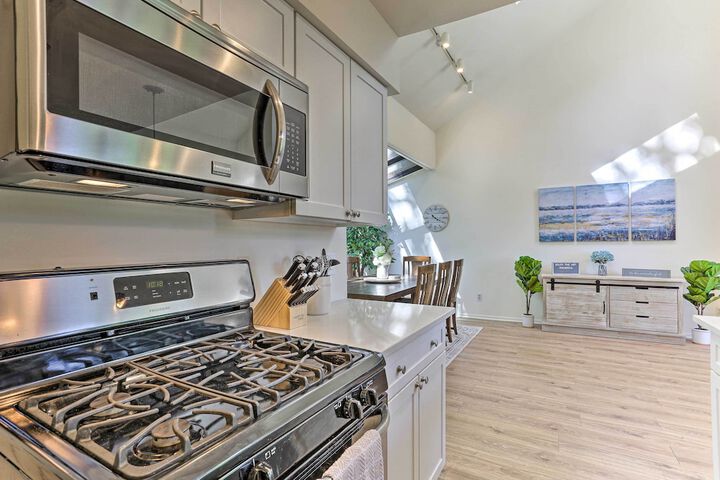 Gorgeous Vernon Township Condo w / Balcony!