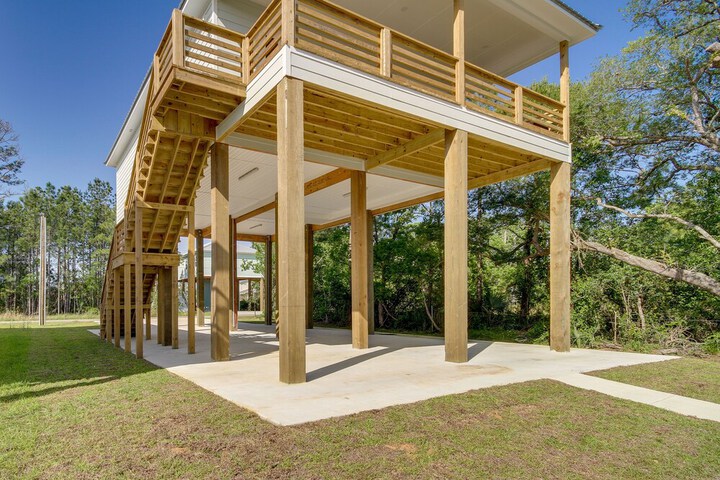 Lovely Bay St. Louis Retreat w / Dock & Canal Access