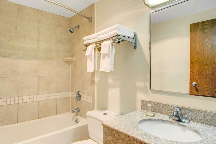 Super 8 by Wyndham Stamford / New York City Area