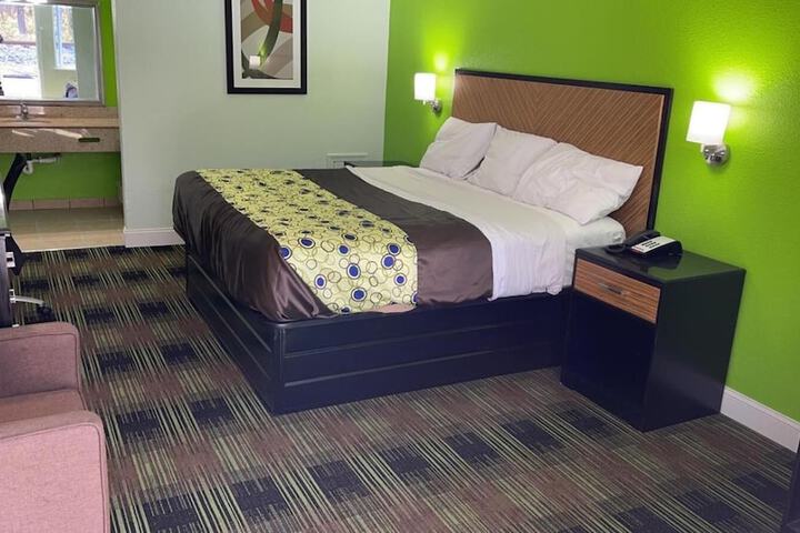 Room 6 of 10