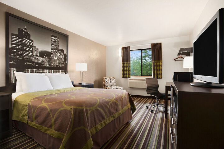 Super 8 by Wyndham Woodburn