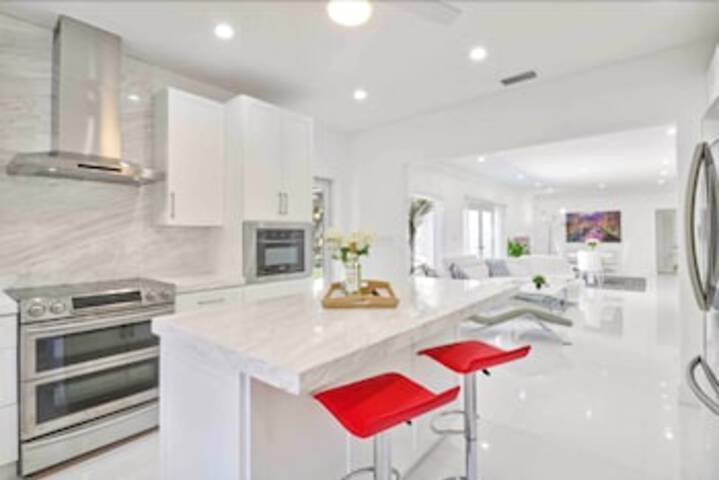 Sleek Miami Shores Residence With Jacuzzi