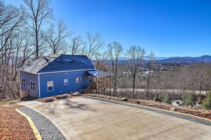 Charming Retreat w / Mtn Views: Walkable Location!