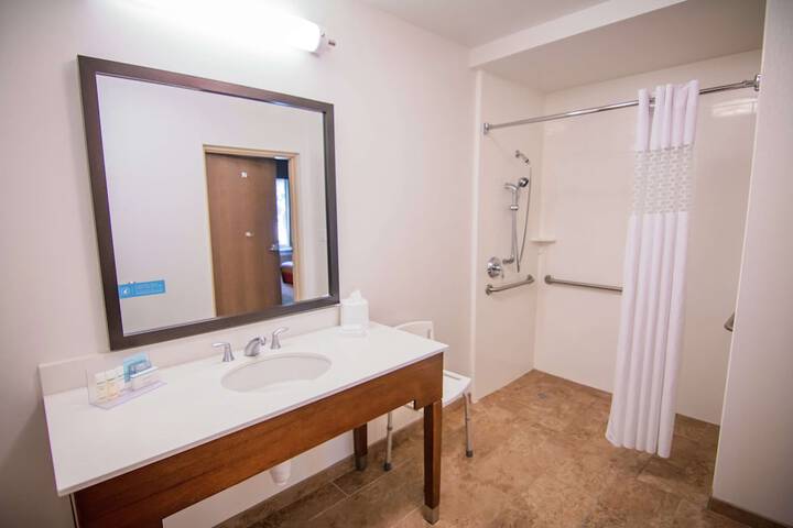 Room 20 of 28