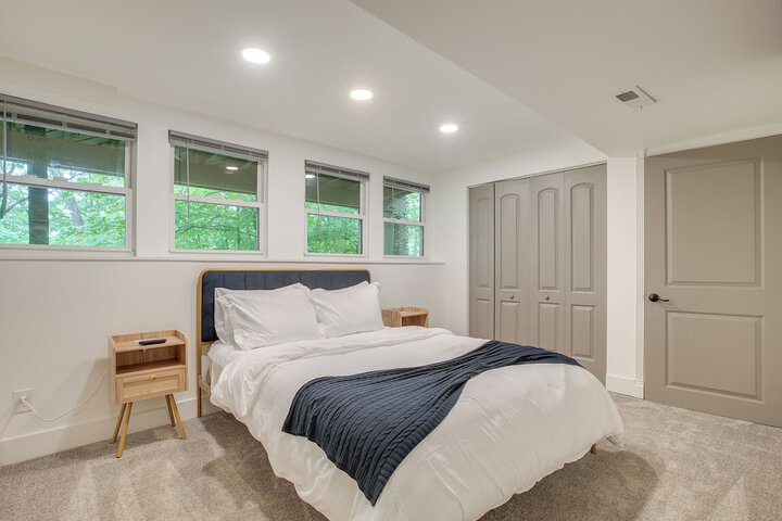 Spacious Riverfront Delaware Home w / Views