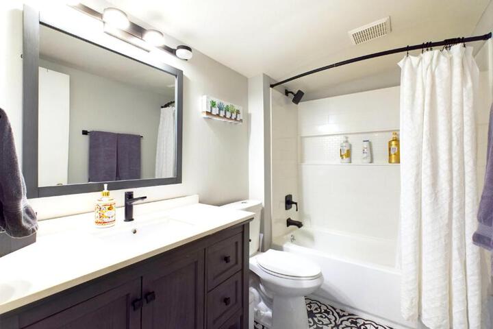 Main St. New with AC Monthly stays Charming Cottage KING BED