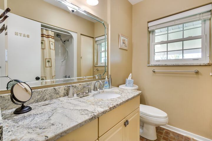 Lakefront Tavares Home w / Deck Patio & Dock!