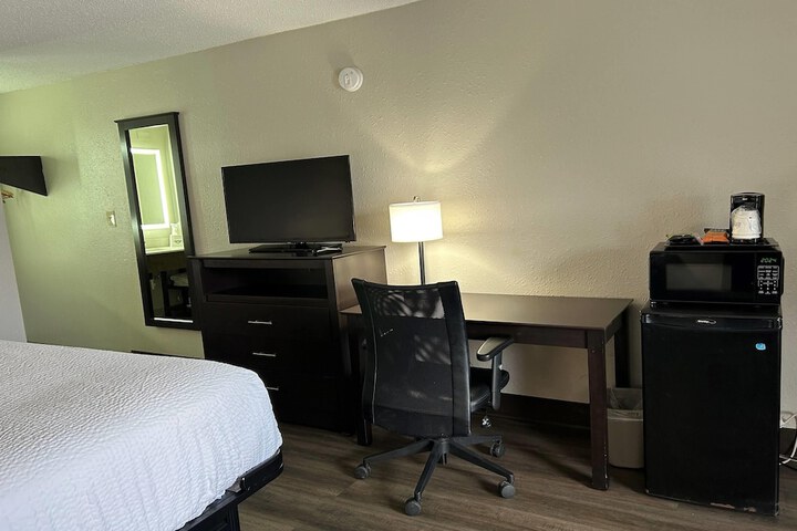 Days Inn by Wyndham Savannah Airport