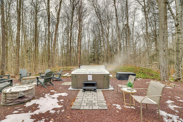 Pocono Pines Home w / Private Hot Tub!