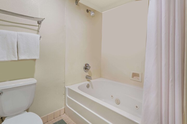 Room 11 of 28