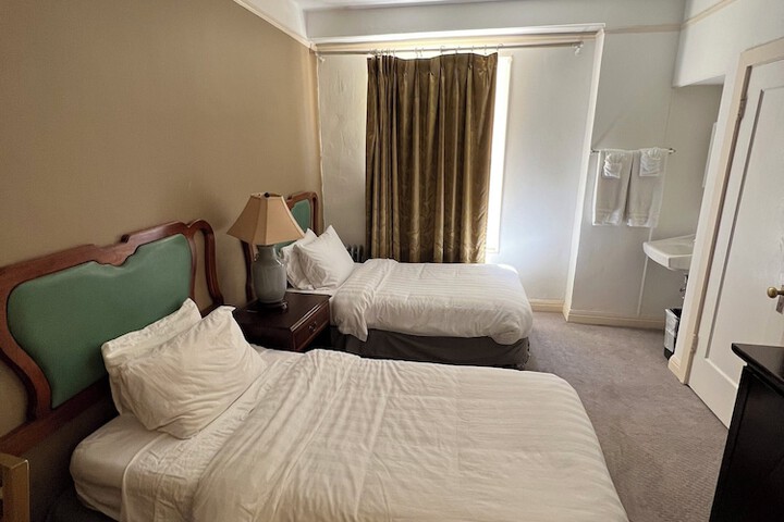Room 17 of 28