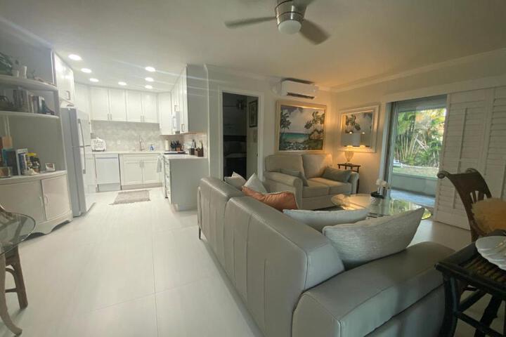 Closest 1BR to Vanderbilt Beach full kitchen with dishwasher, ALL NEW!