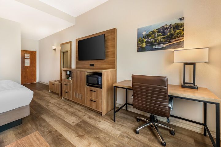 Best Western Plus 1000 Islands Hotel & Suites