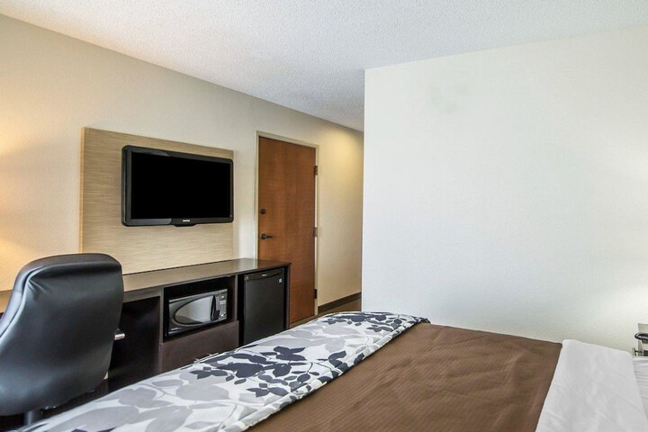 Room 10 of 33