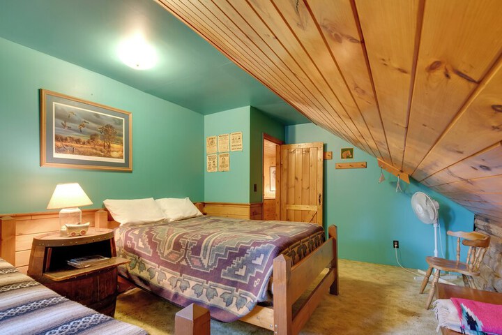 Handcrafted Log Cabin in Candor: Group Getaway!