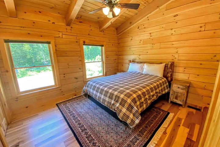 UV Log home with direct Cannon Mountain views Minutes to attractions Fireplace Pool Table AC