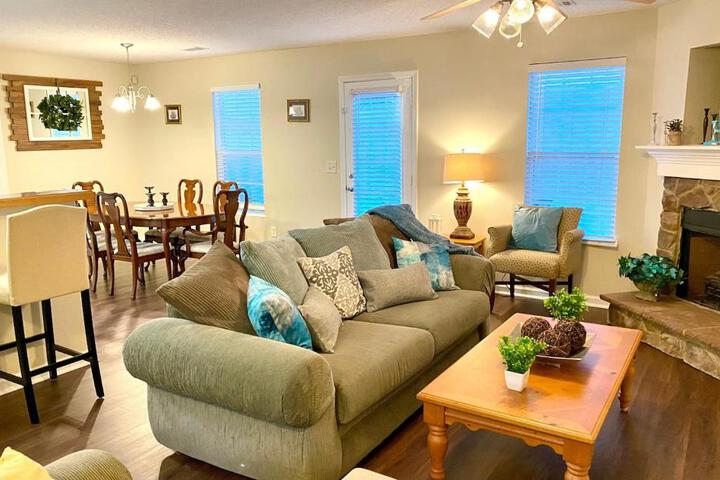 Spacious & comfy home in ultra-convenient location 2025 Traveller Award Winner