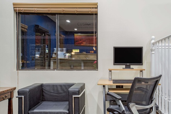 Business Center 18 of 19