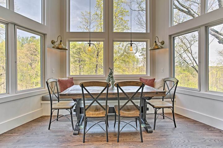 Enchanting Tryon Home w / Hot Tub 14 Mi to Tiec!