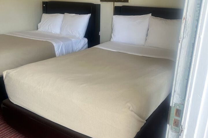 Room 2 of 10