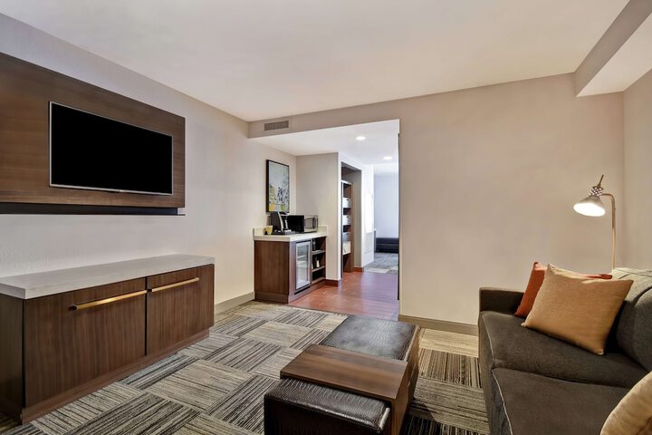 Lounge 53 of 60
