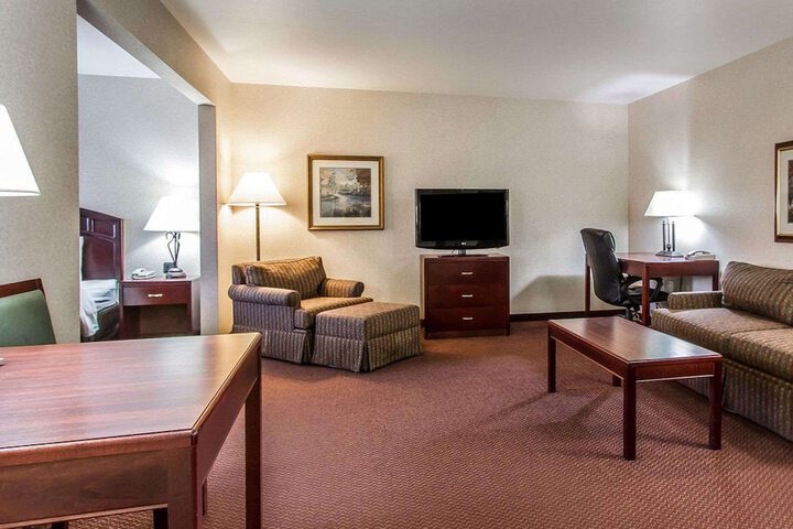 Quality Inn & Suites Fort Madison near Hwy 61