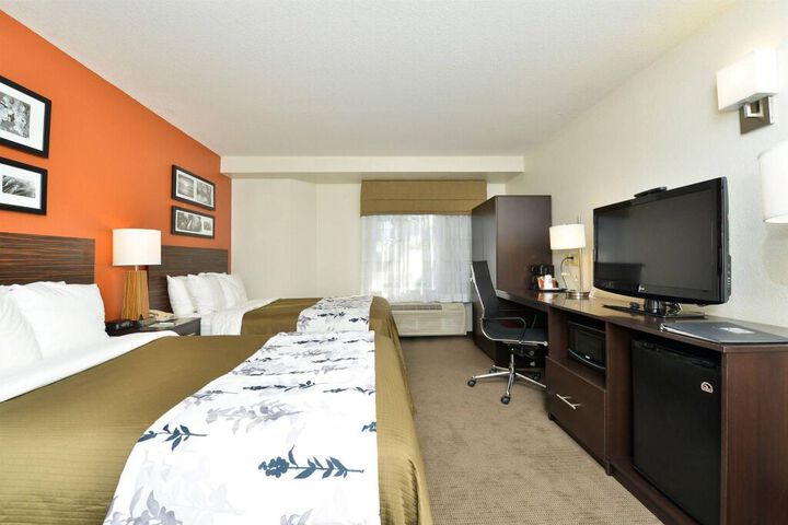 SLEEP INN & SUITES RIVERFRONT