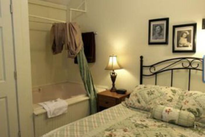Spicer Castle Inn & Restaurant