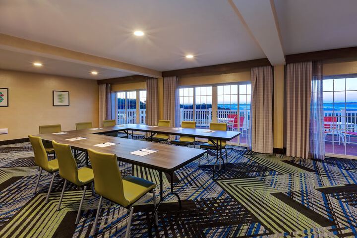 Holiday Inn Express & Suites Petoskey by IHG