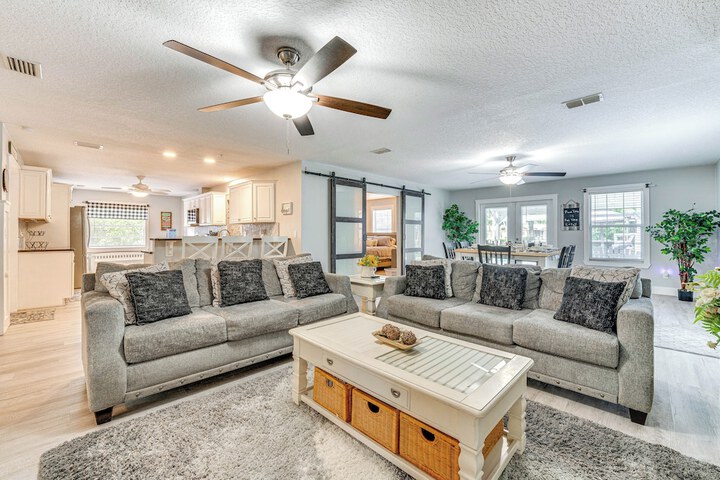 Spacious Tavares Home w / Private Outdoor Oasis!