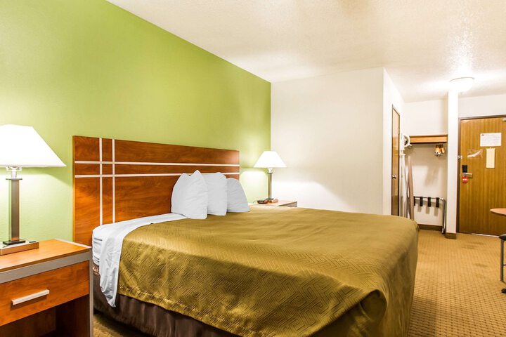 Econo Lodge Inn & Suites Pekin - Peoria Area