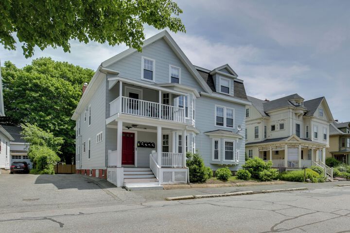 Quaint Beverly Townhome: Walk to Beach & Downtown!