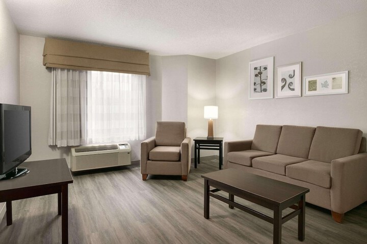 Room 17 of 28