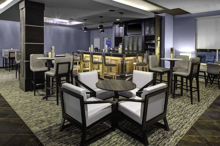 Lounge 26 of 28