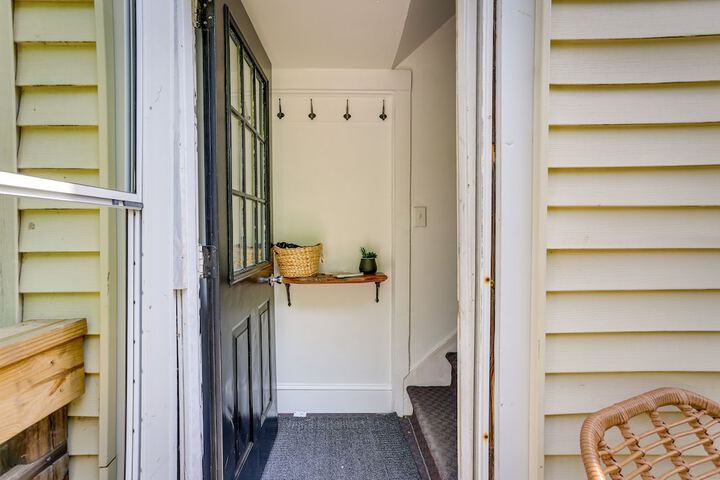 Quaint Goshen Apartment w / Patio!